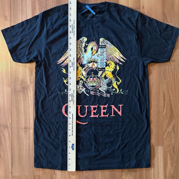 NWT Queen T-shirt size Medium Hot Topic - Picture 3 of 6
